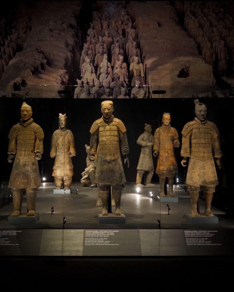 A photo of a group of terracotta soldiers form the exhibit at Budapest at the Museum of Fine Arts. / Terrakotta harcos csoportkép a budapesti Szépművészeti múzeum kiállításon.