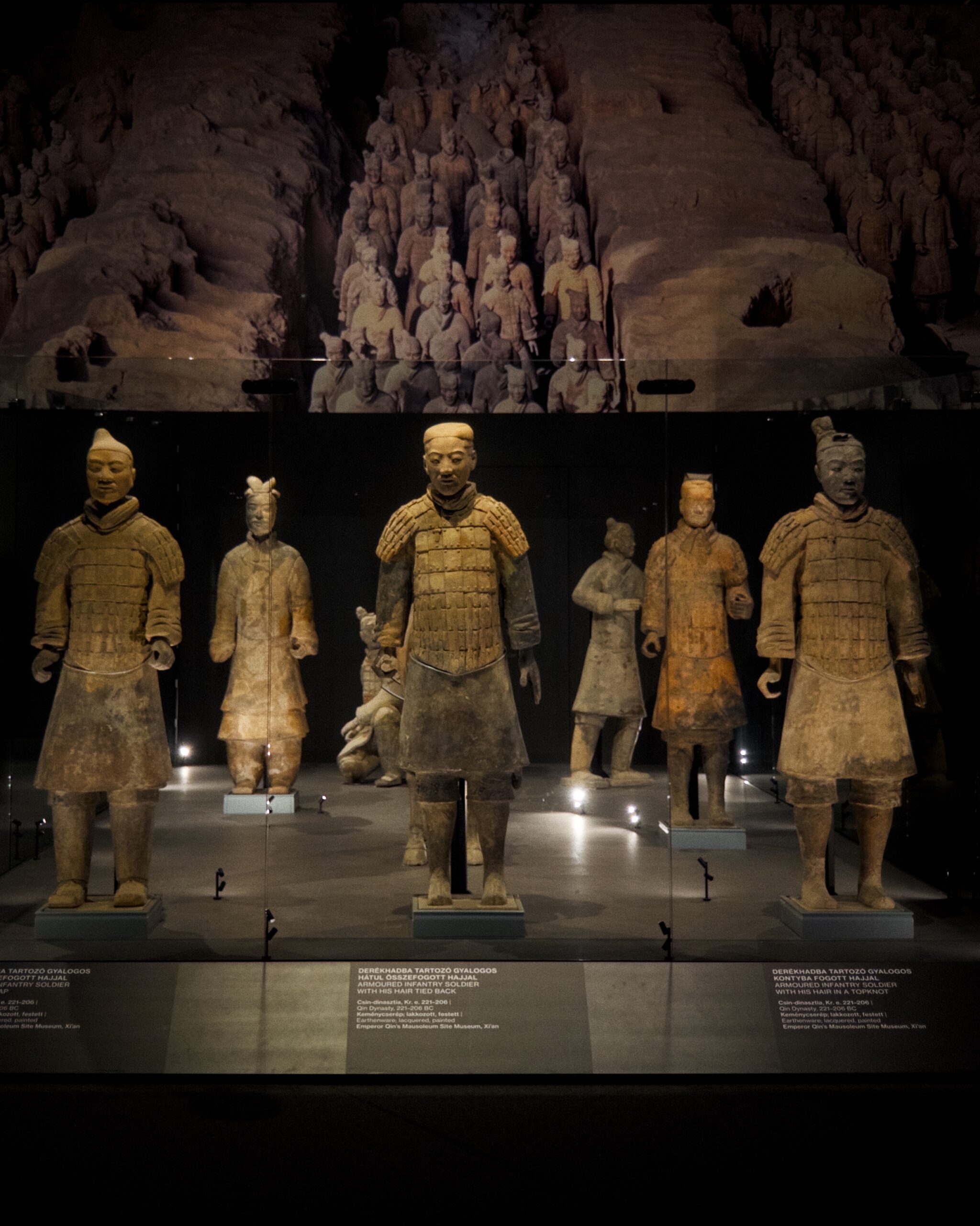A photo of a group of terracotta soldiers form the exhibit at Budapest at the Museum of Fine Arts. / Terrakotta harcos csoportkép a budapesti Szépművészeti múzeum kiállításon.